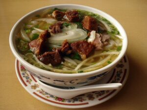 Pho Bo traditionnel servi dans un bol