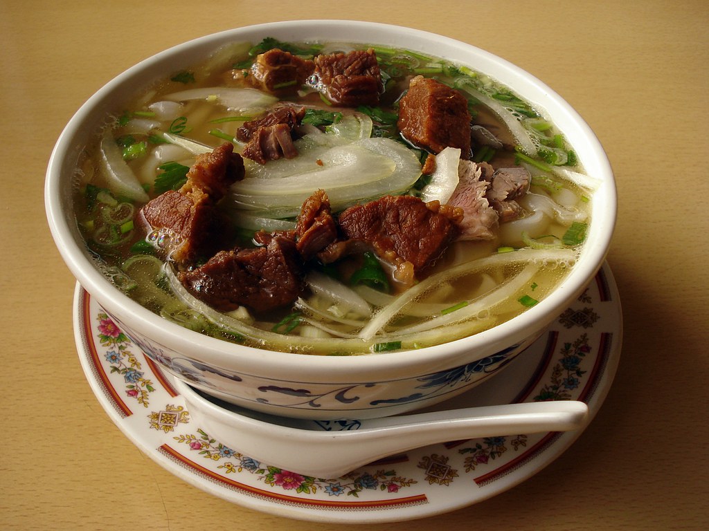 Pho Bo traditionnel servi dans un bol