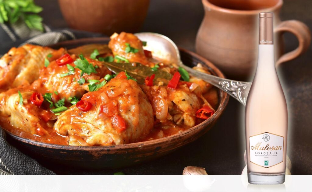 Assiette de cari poulet réunionnais accompagné de riz et rougail